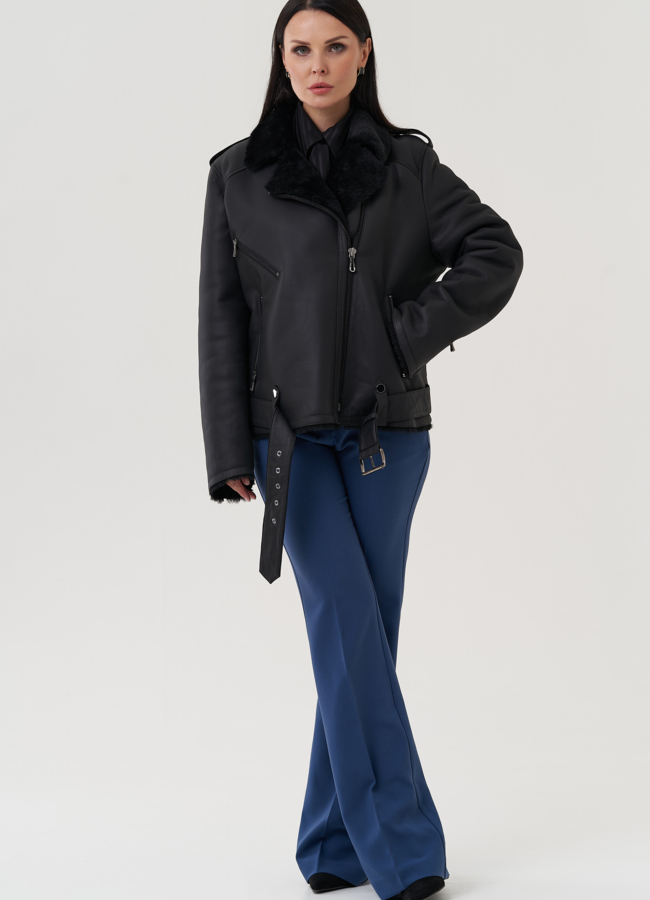 Женская дубленка черного цвета модель № 25527 меха малина