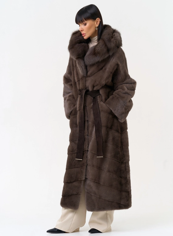 Длинная шуба из меха норки с капюшоном из меха куницы фото
