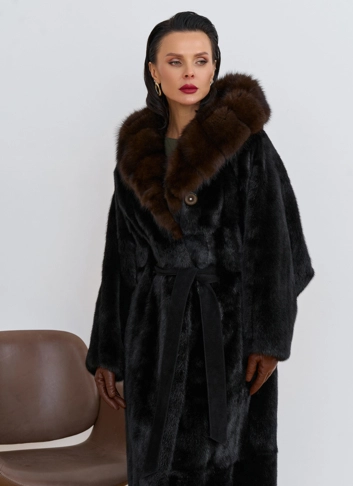 Шуба из меха норки с капюшоном из меха куницы