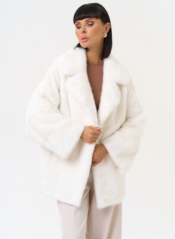 Шуба из меха норки белого цвета