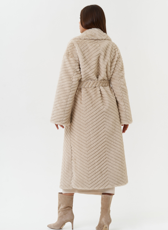 Длинное пальто из эко меха