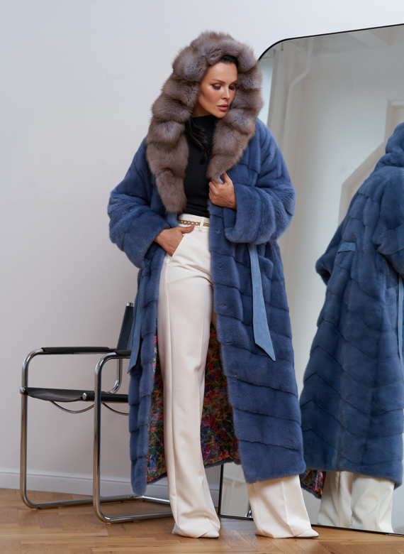 Длинная норковая шуба с капюшоном из меха куницы