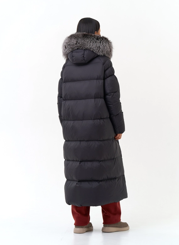 Женский пуховик с мехом чернобурой лисы на капюшоне фото