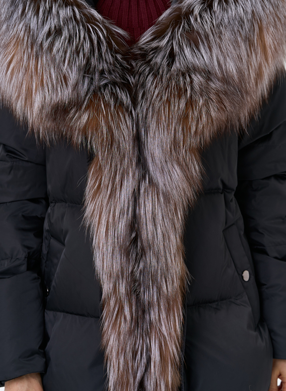 Женский пуховик с отделкой из меха блюфрост