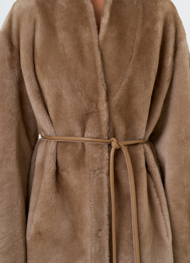 Двухсторонняя женская дубленка с декоративным поясом модель № 31632 универмаг малина